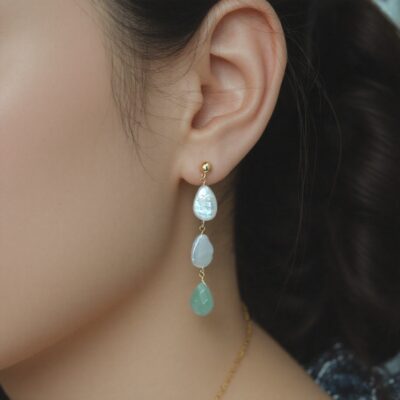 Detalles de los pendientes de lapislázuli y perlas de agua dulce naturales en forma de lágrima.