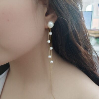 Boucles d'oreilles à long pompon en perles d'eau douce naturelles et chaîne serpent