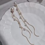 Detalles de los pendientes de cadena de serpiente con borla larga y perlas naturales de agua dulce