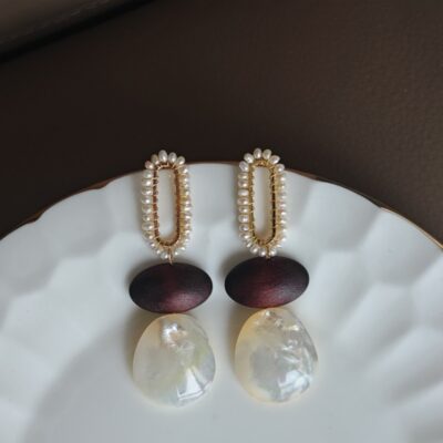 Boucles d'oreilles originales en coquillage naturel, faites à la main, en bois, en forme de larme, avec perles et détails soignés