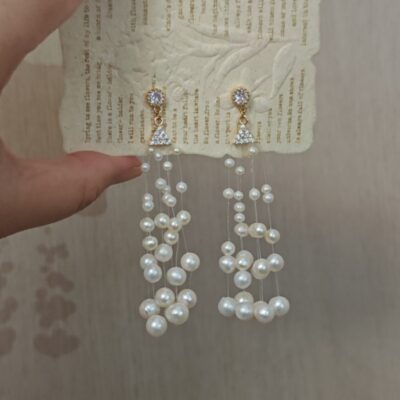 Pendientes largos de borla con perlas de agua dulce, hechos a mano en plata de ley (detalles)