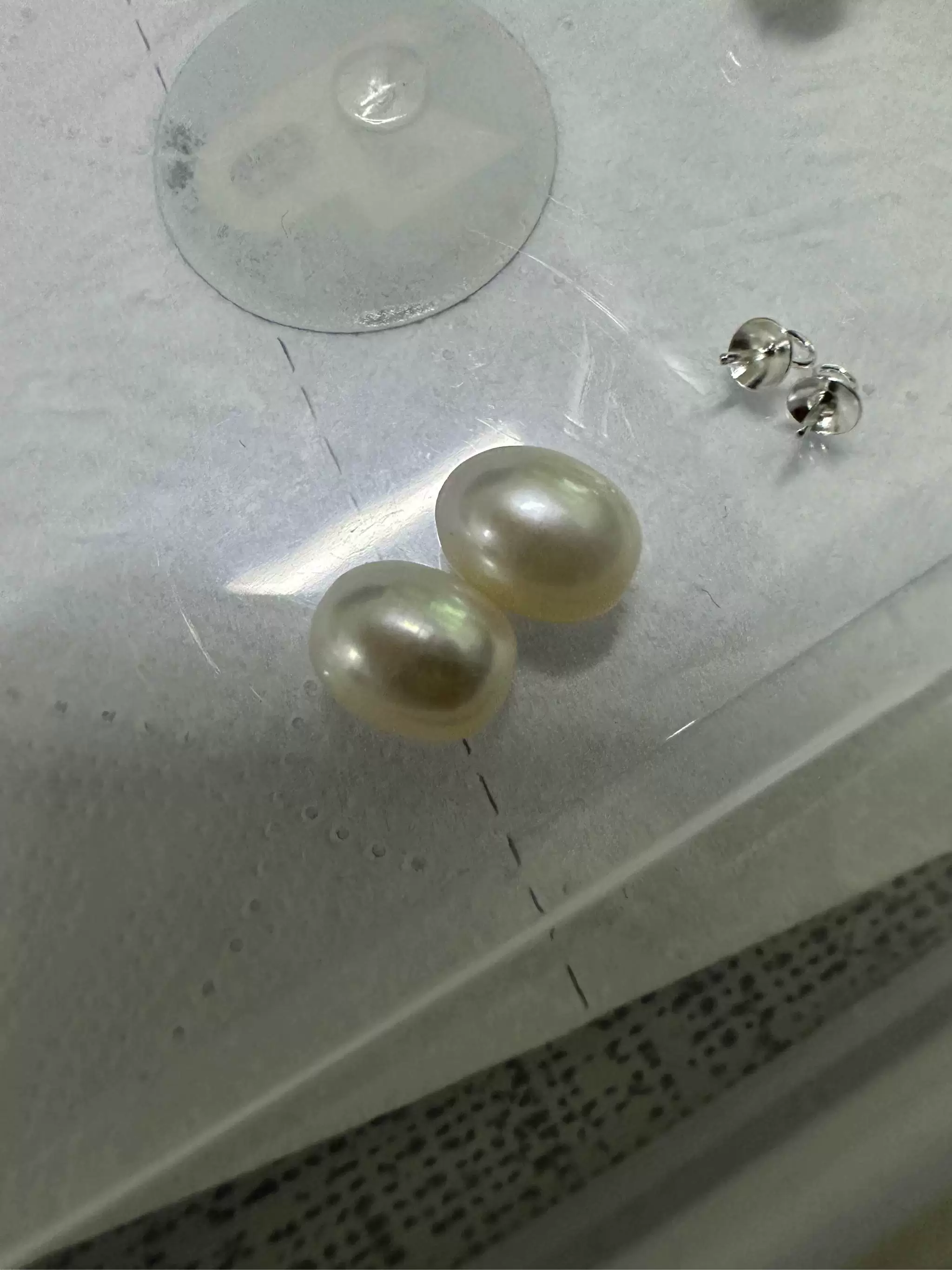 Reseña fotográfica de perlas de agua dulce naturales sueltas de medio agujero de alta calidad de 4 mm