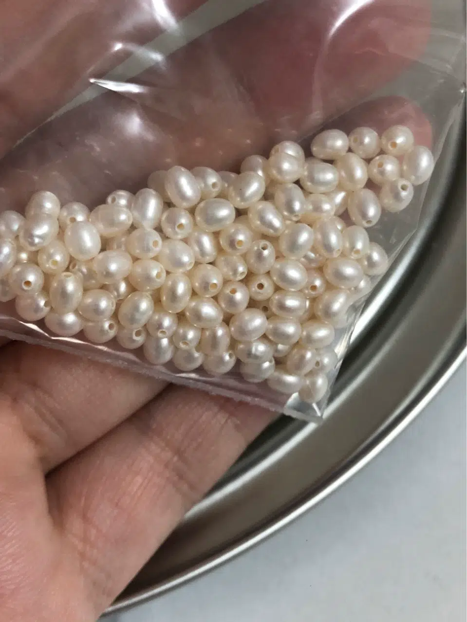 Revue photo de la perle d'eau douce naturelle mini-riz Strong Luster de 3 mm
