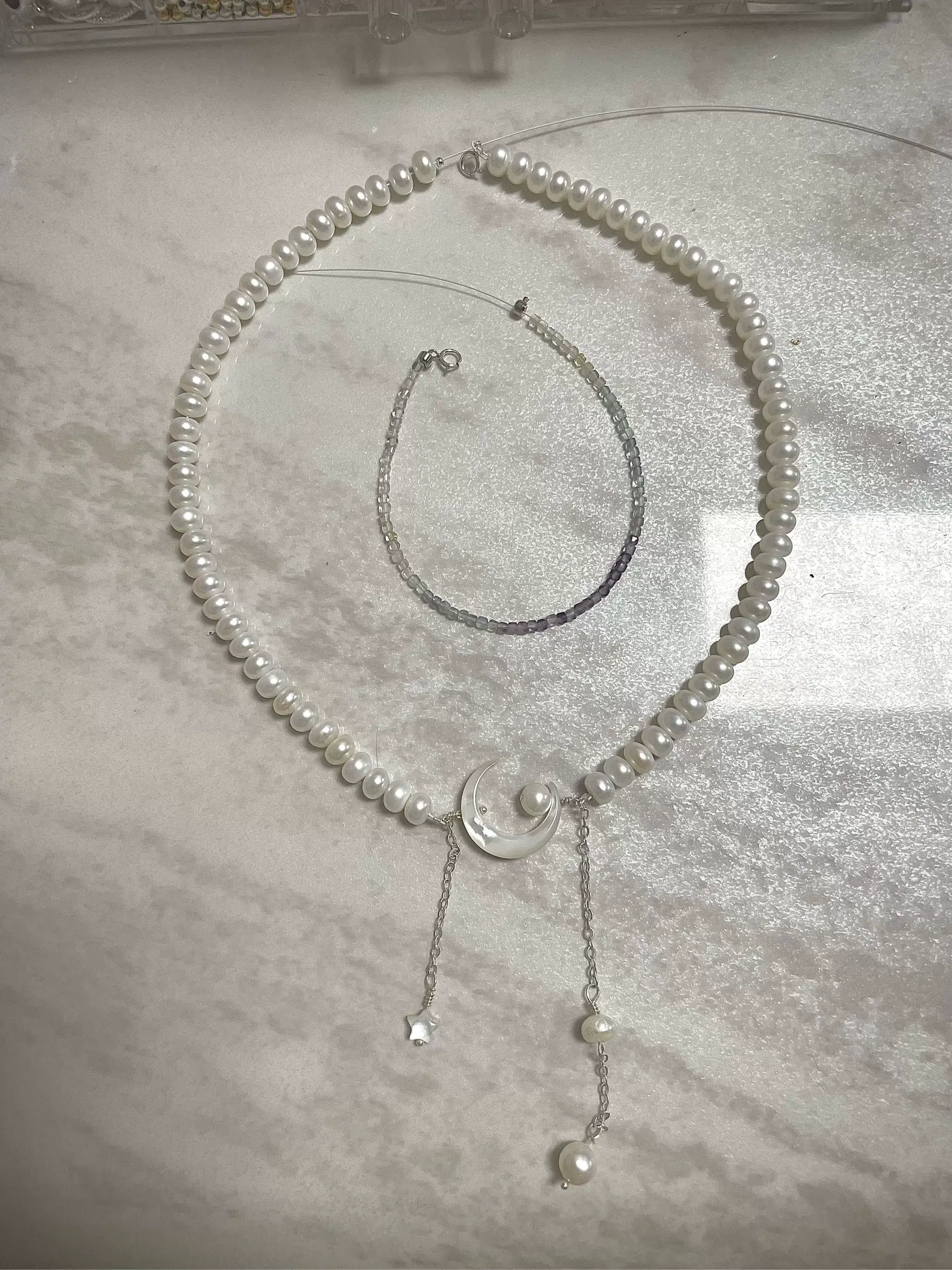 Revue photo d'un fil de perles d'eau douce plates et brillantes de 6 mm pour bijoux DIY