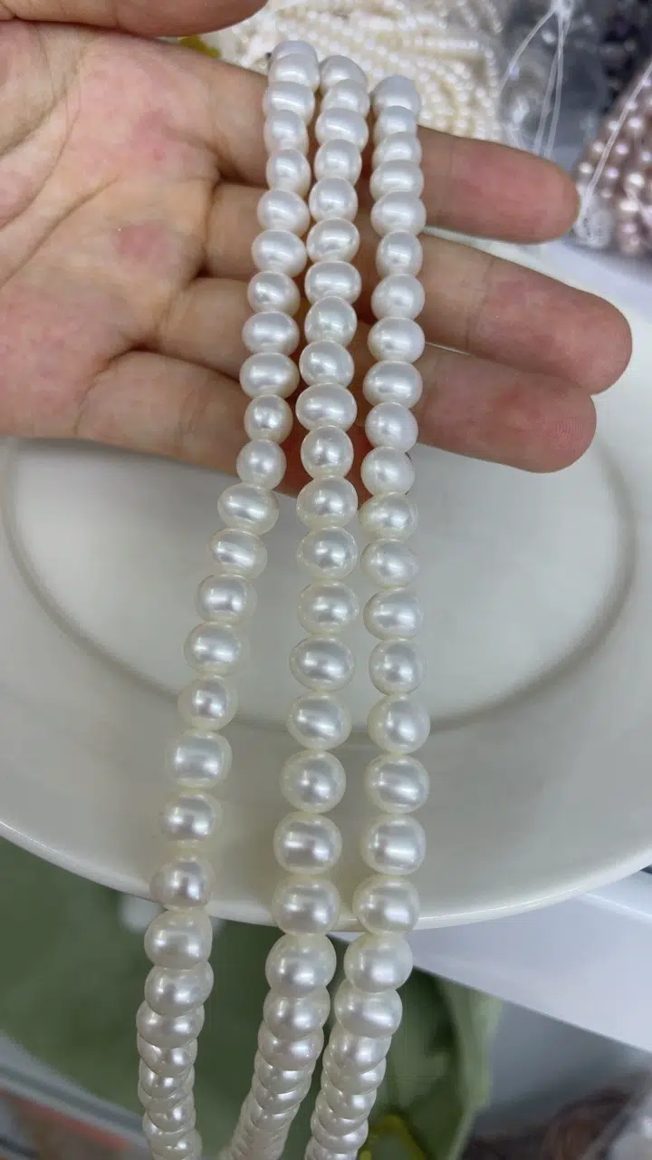 Reseña fotográfica de perlas de agua dulce ovaladas lisas y sin núcleo de 7 mm