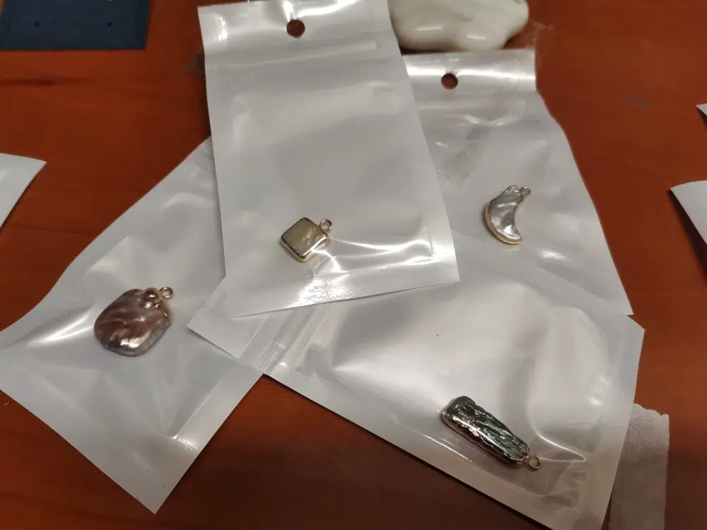 Fotorezension eines galvanisierten Anhängers mit barocker Pfauenperle im Rahmen