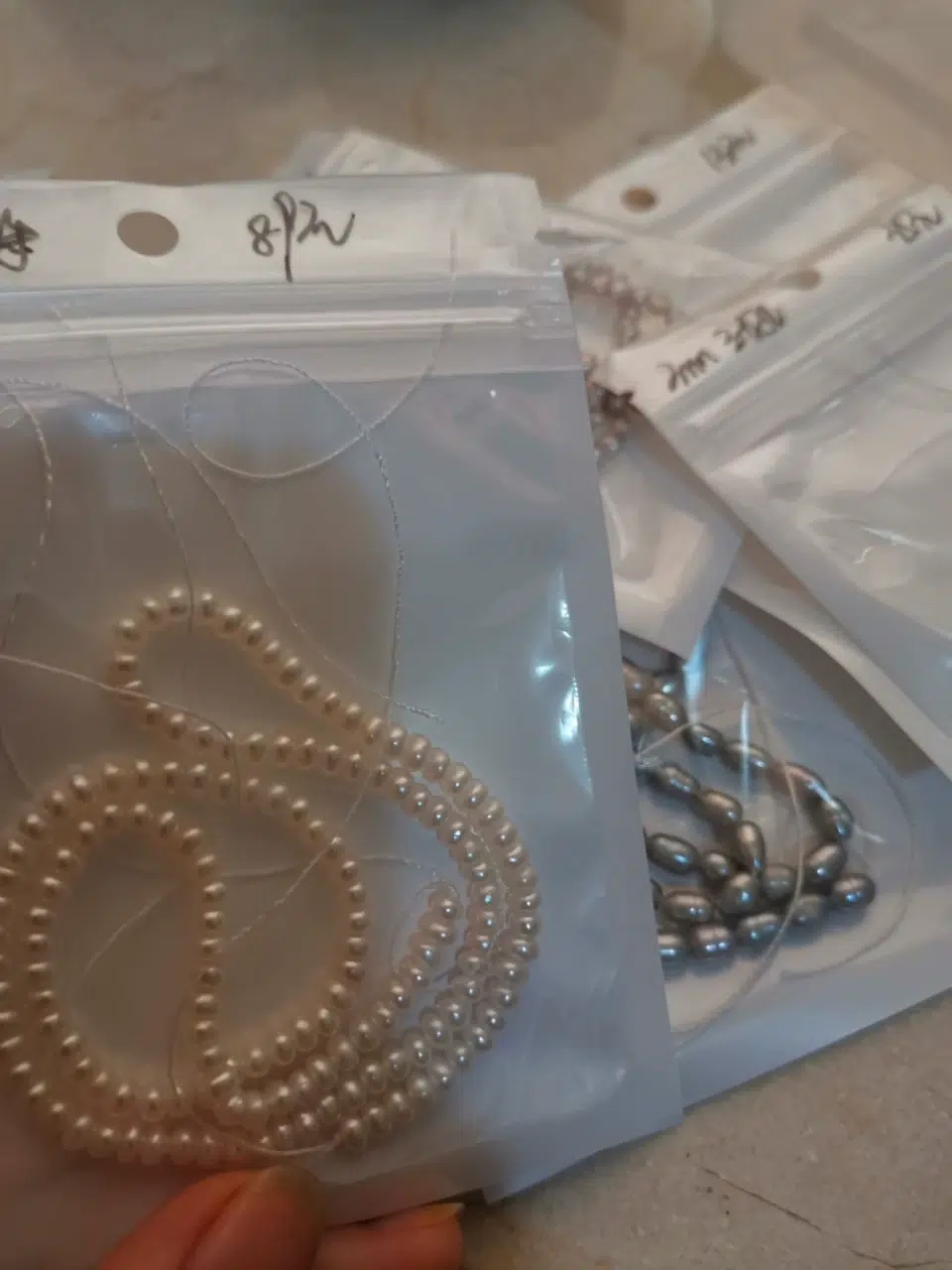 Foto de la tira de perlas de agua dulce planas y lisas de 3-3,5 mm para joyería DIY.