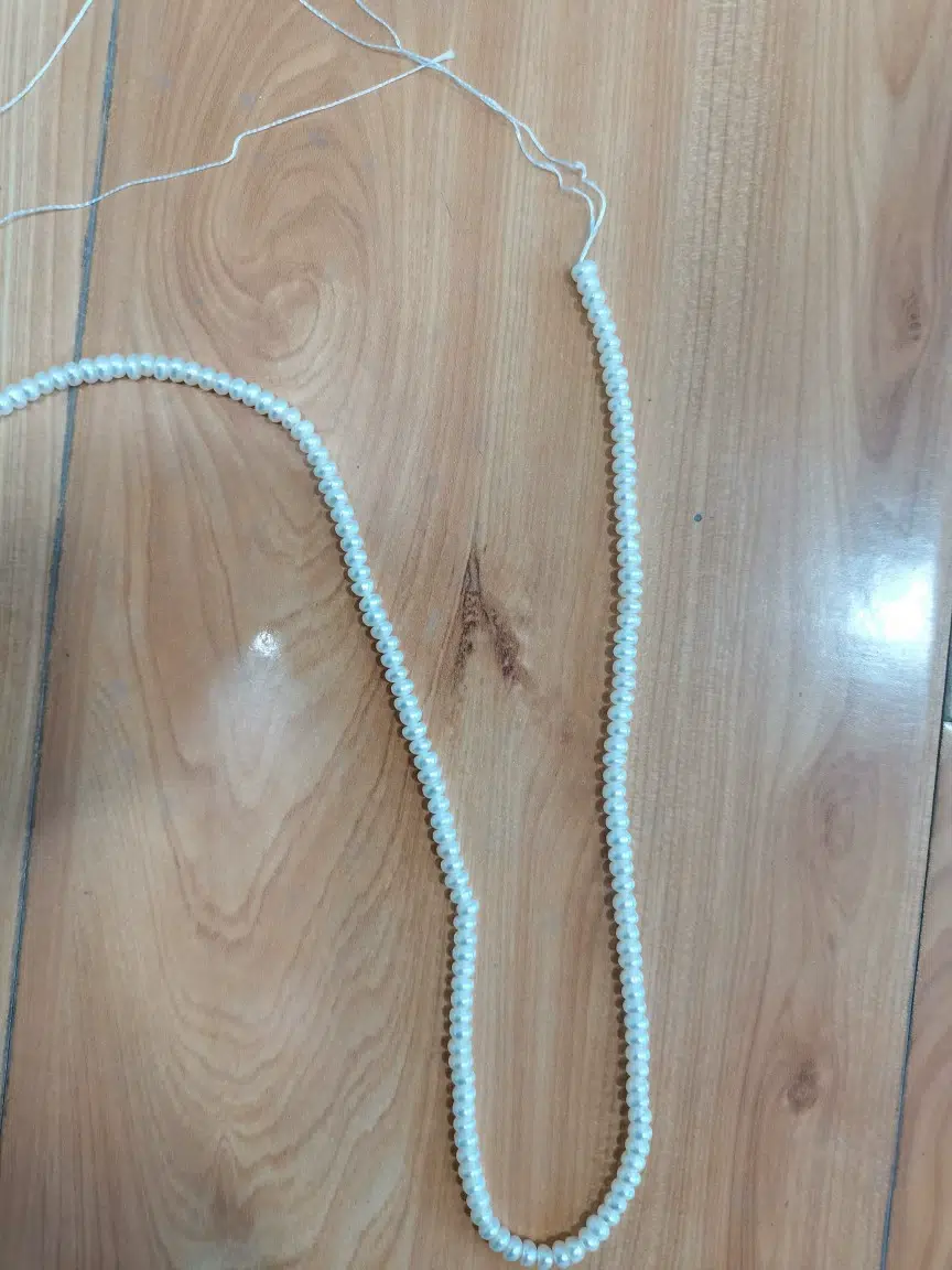 Foto de la tira de perlas de agua dulce planas y lisas de 3-3,5 mm para joyería DIY.
