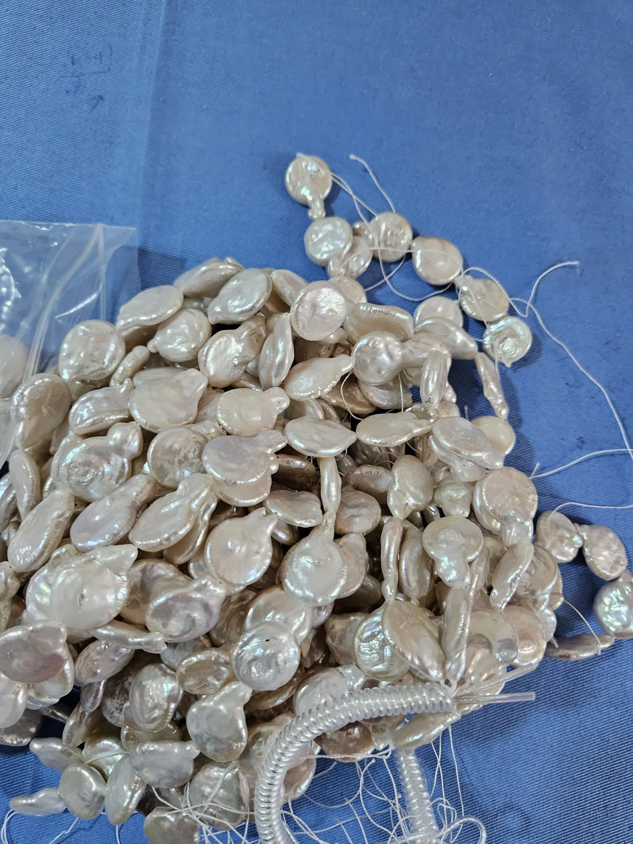 Reseña fotográfica de perlas cultivadas de agua dulce en forma de lágrima de 9 mm