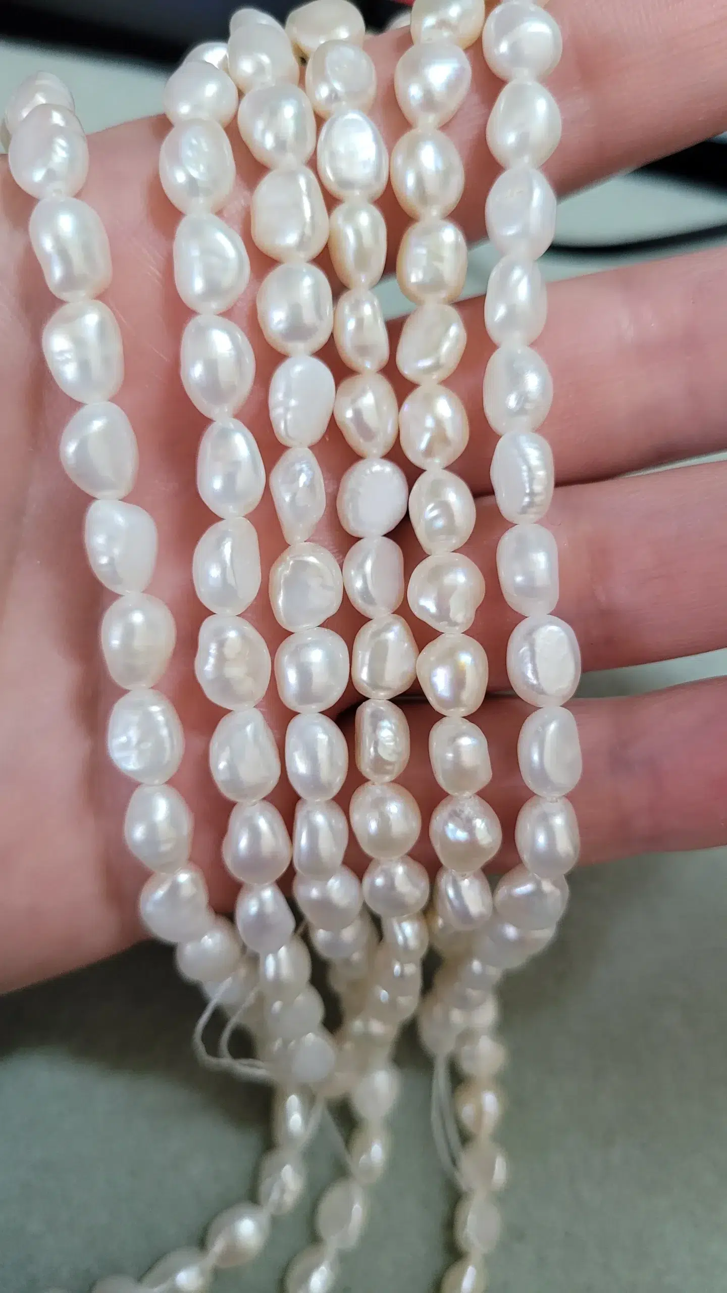 Reseña fotográfica de perlas de agua dulce de 6 mm con perforación recta y parte posterior plana