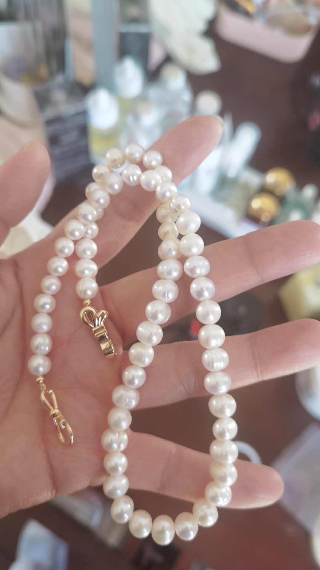 Fotorezension eines Süßwasserperlen-Chokers mit goldenem Clipverschluss
