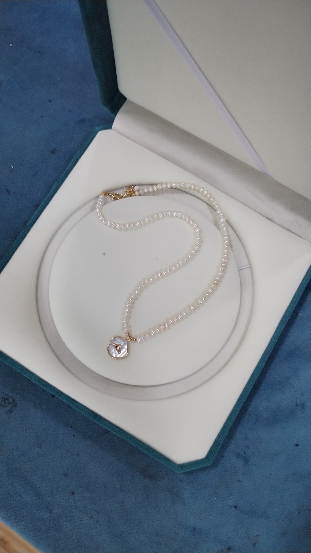Avis photo sur le petit collier ras du cou en perles avec pendentif en nacre en forme de queue de poisson