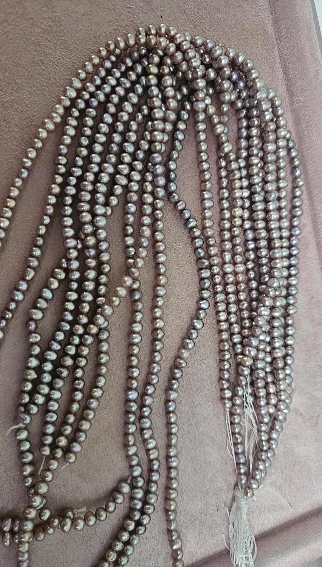 Reseña fotográfica de perlas de agua dulce naturales sin núcleo de 5 mm de color púrpura
