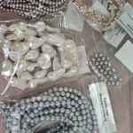 Reseña fotográfica de perlas barrocas de agua dulce con forma de lágrima y cola de pez, de tamaño pequeño (12-14 mm).