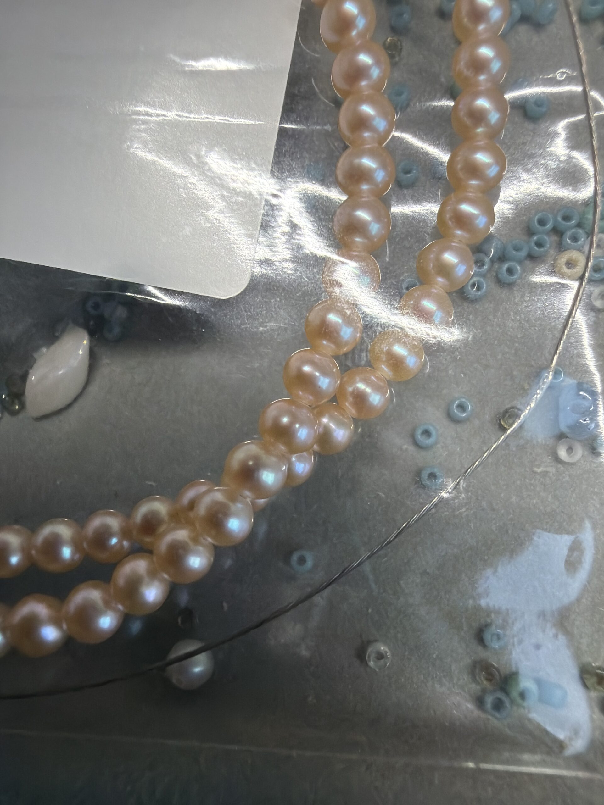 3-4 mm Champagnerfarbene, glänzende, nahezu makellose Süßwasserperlenstränge – Fotorezension
