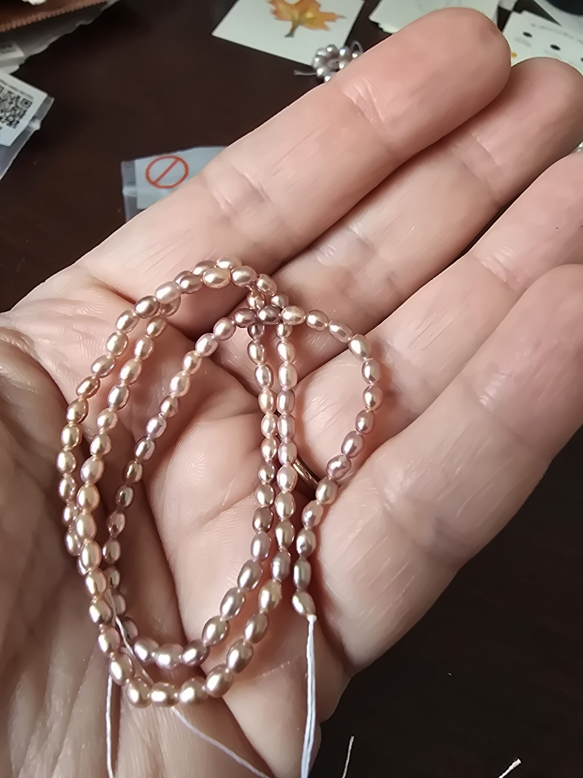 Présentation photo de perles de riz d'eau douce violettes à haut éclat de 3 à 3,5 mm
